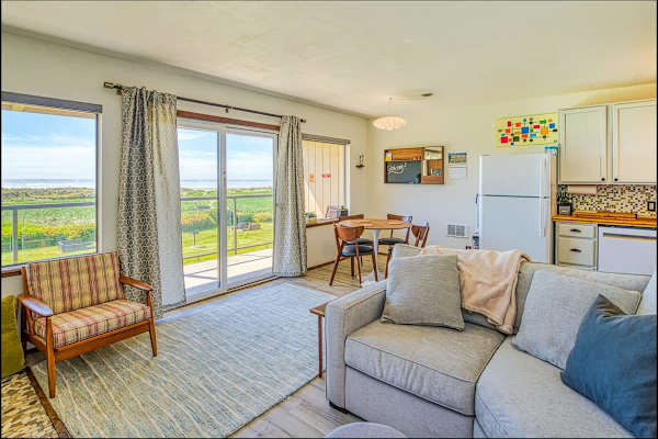 Top Floor Condo right on the Beach
