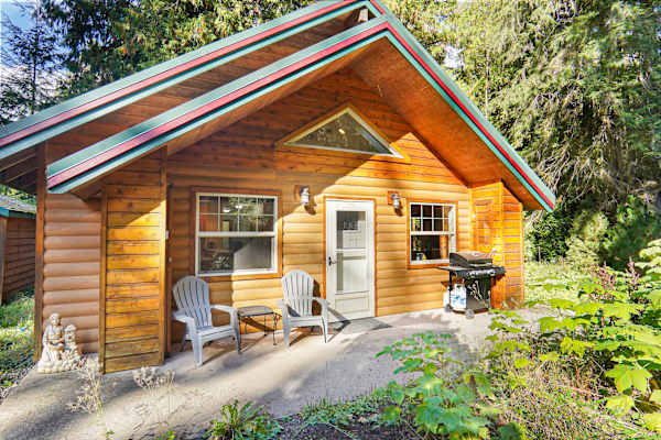 Mt Baker Cabin with Private Hot Tub and Fireplace, photo 3 of 23