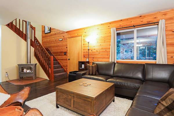 Bel Chalet Mt Baker Forest Retreat with Covered Hot Tub and Fireplace, photo 2 of 38