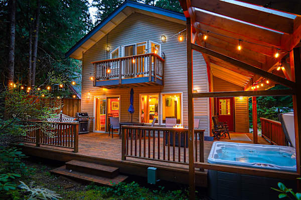 Bel Chalet Mt Baker Forest Retreat with Covered Hot Tub and Fireplace, photo 3 of 38
