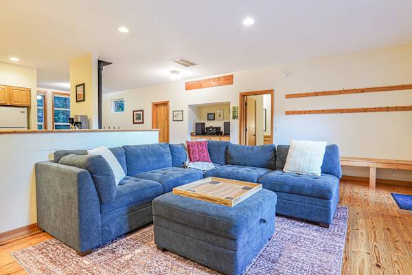 RiverView Chalet |Creekfront Hot Tub & EV Charger, photo 4 of 56