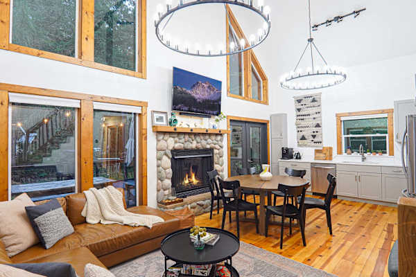 Apres Lodge | Brand new hot tub | Gas fireplace, photo 2 of 34