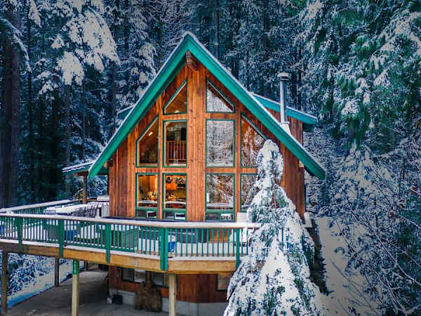 Snowline Grand Lodge Near Mt Baker with Four King Bedrooms Private Sauna Hot Tub and Fireplace