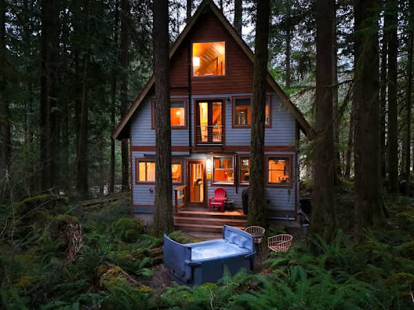 Treetop Hideaway • Hot Tub + King Bed