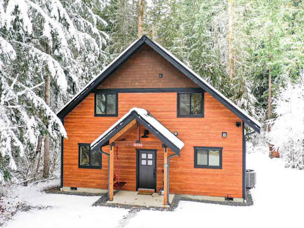 Cottonwood Cabin near Mt Baker with Private Hot Tub and Fireplace