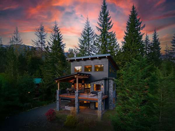 Luxe Summer Chalet with Hot Tub,Foosball,Mtn Views