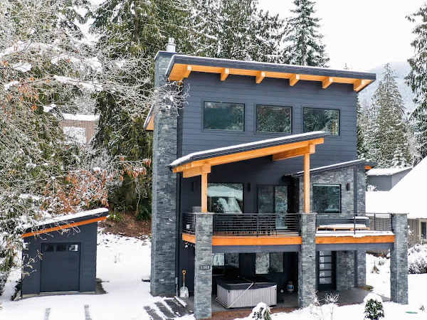 Whistler Peak Lodge with Private Hot Tub and Two Living Areas