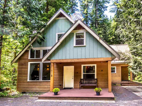 Hot Tub + Private Sauna | Heliotrope Haus