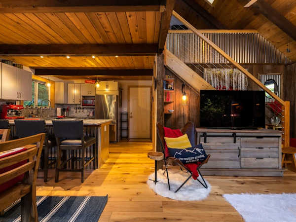Romantic Mount Baker Cabin with Private Hot Tub and Fireplace