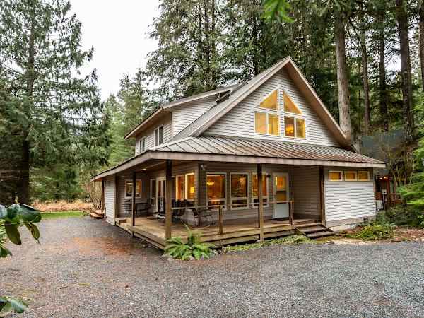 Naturbyn Retreat | Hot Tub & Snowline Pool