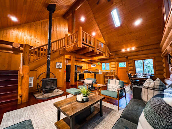 Mt. Baker Log Cabin | Fireplace + Fast WiFi