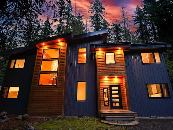 Mt Baker Luxe Chalet: Hot Tub, King Suites, Pet Friendly