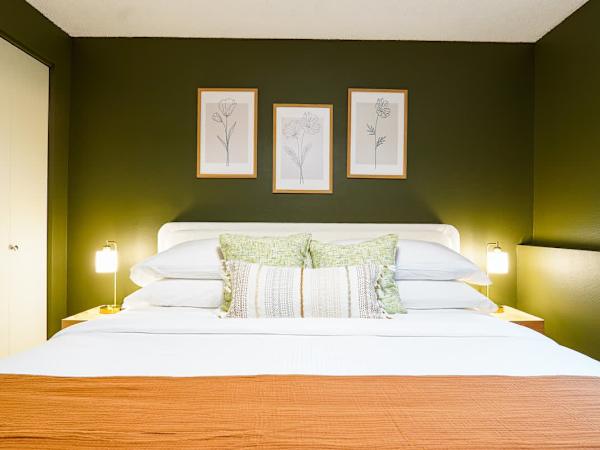 Romantic Mt Baker Condo King Bed, Dogs Invited