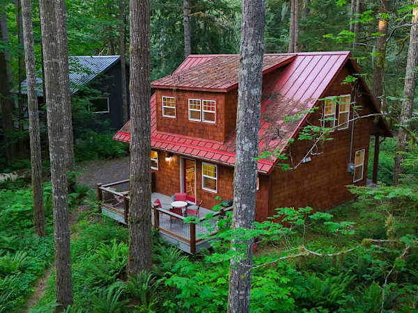 Glacier Pines | King Bed, Fireplace + AC