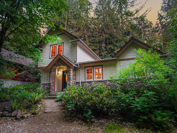 Creekside Cabin • Hot Tub, Pool & Ping Pong