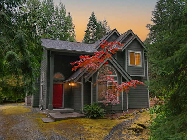 Updated Mt Baker Retreat w/ Private Hot Tub + Pool