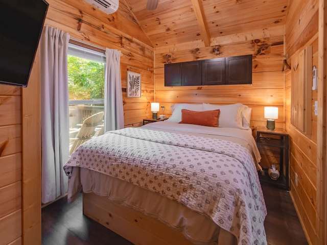 Main bedroom with queen bed.