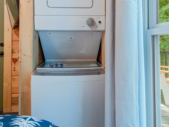 In unit washer & dryer.