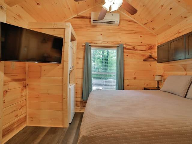Queen main bedroom