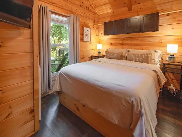 Main bedroom with queen bed