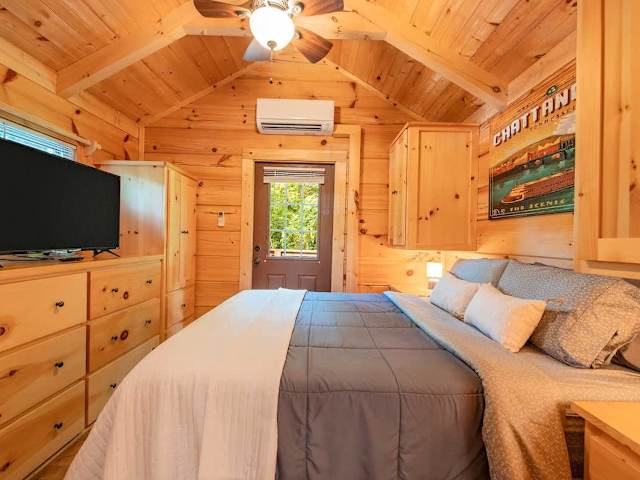 Main Bedroom with Queen bed