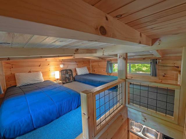 Low ceiling loft (4ft) Great for kids! Twin beds!