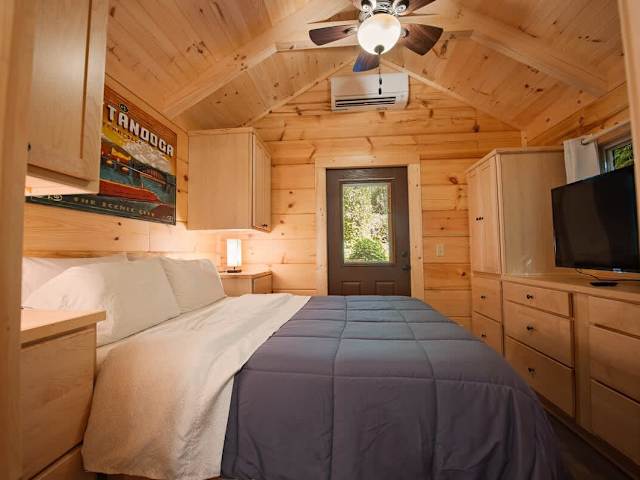 Main bedroom- Queen Bed