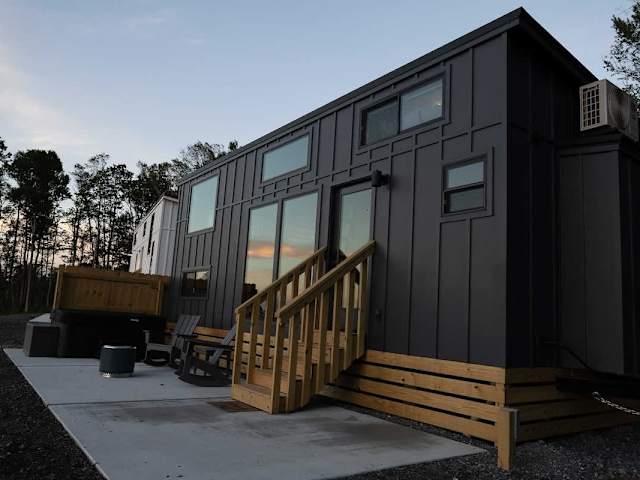 Tennessee Wall - Tiny Home with Mountain Views