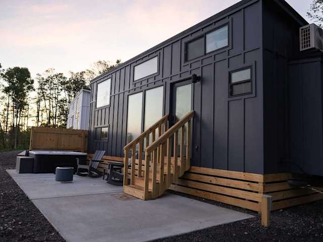 Tennessee Wall - Tiny Home with Mountain Views