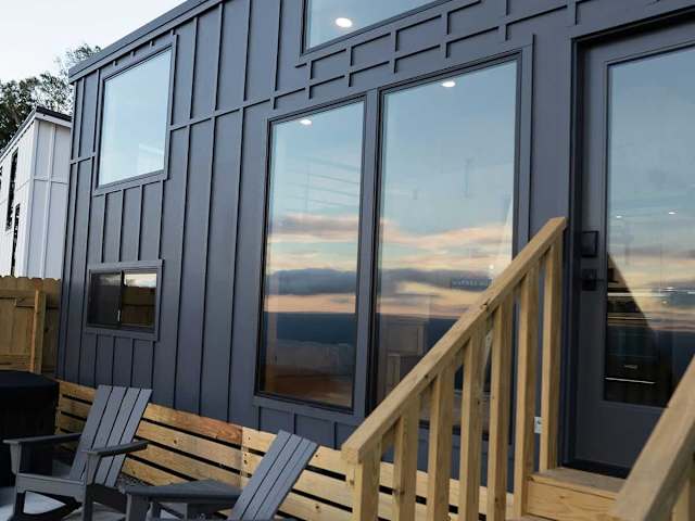 Tennessee Wall - Tiny Home with Mountain Views