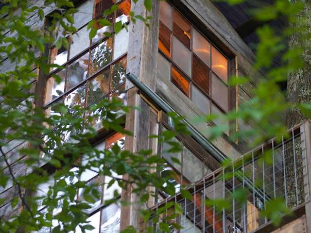 Incredible corner windows give way to beautiful sun rises and wonderful moon light over the valley.