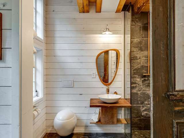 Modern and luxurious bathroom