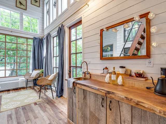 Fully-stocked kitchenette with complimentary water, wine, coffee, tea, and more!