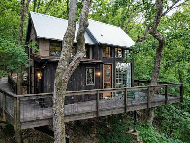 Welcome to Wood Lily Treehouse!