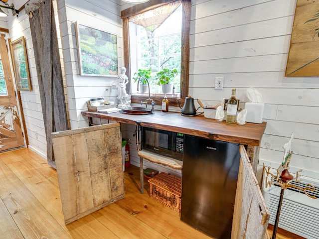 The kitchenette has everything you need: a mini fridge, a microwave, a picnic basket, water, artisanal coffee, tea, wine, and more!