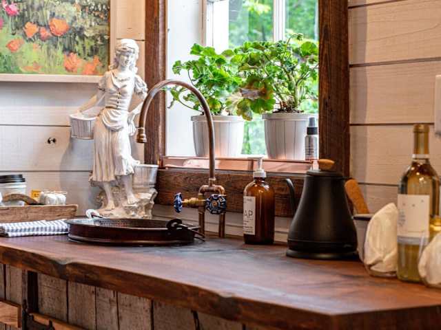 The kitchenette space