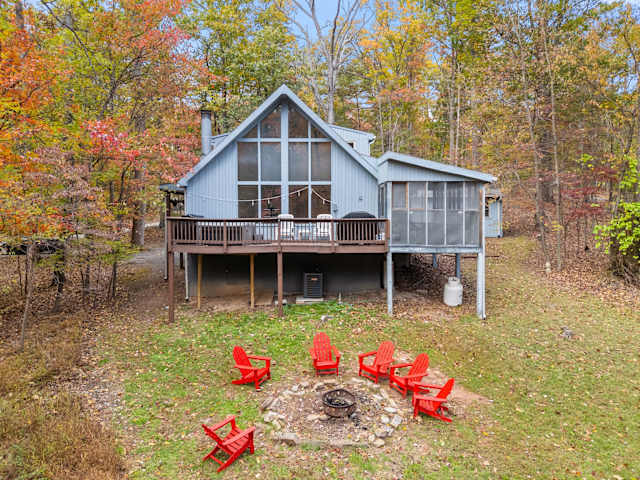 Sleepy Creek Chalet, a 4-bedroom Blue Maple cabin in Hedgesville, WV