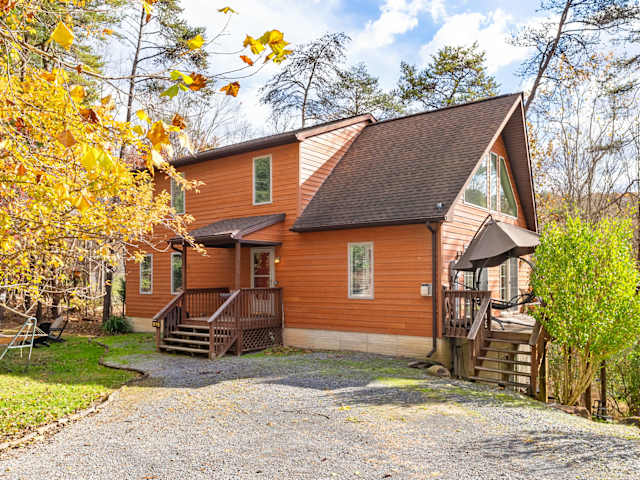 Retreat at the Creek, a 5-bedroom Blue Maple cabin in Berkeley Springs, WV