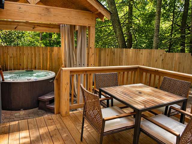 Hot Tub | Etowah Apartment