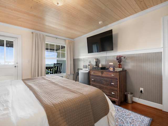 King Room Six 