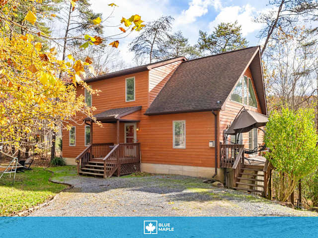 Retreat at the Creek, a 5-bedroom Blue Maple cabin in Berkeley Springs, WV