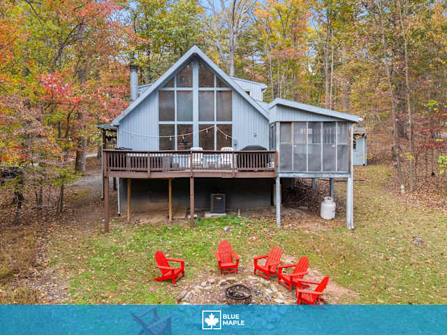 Sleepy Creek Chalet, a 4-bedroom Blue Maple cabin in Hedgesville, WV