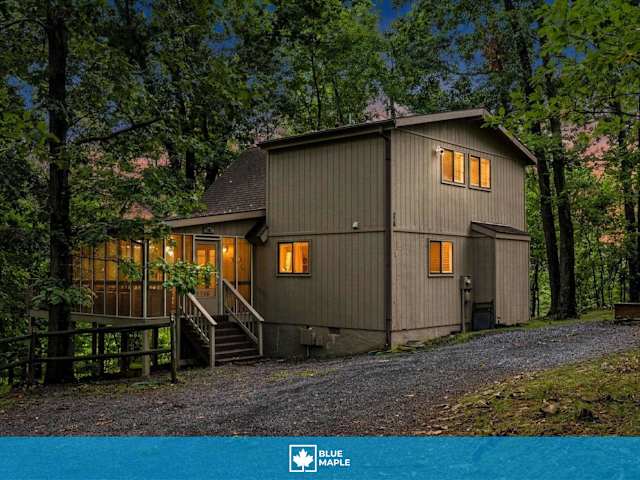 Mountain Mist Chalet, a 2-bedroom Blue Maple cabin in Hedgesville, WV