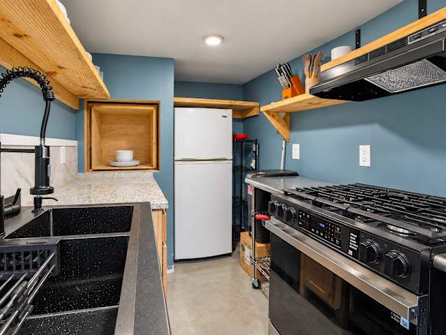 Full kitchen to make meals easy