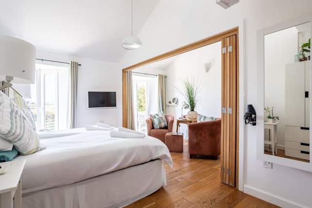Owain’s Lake View : 1‑Bed Lakeside Apartment