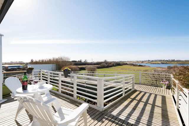 Owain’s Lake View : 1‑Bed Lakeside Apartment