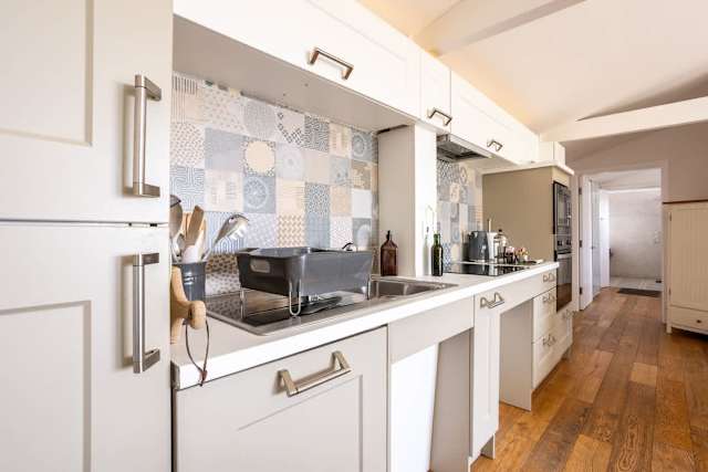 Owain’s Lake View : 1‑Bed Lakeside Apartment