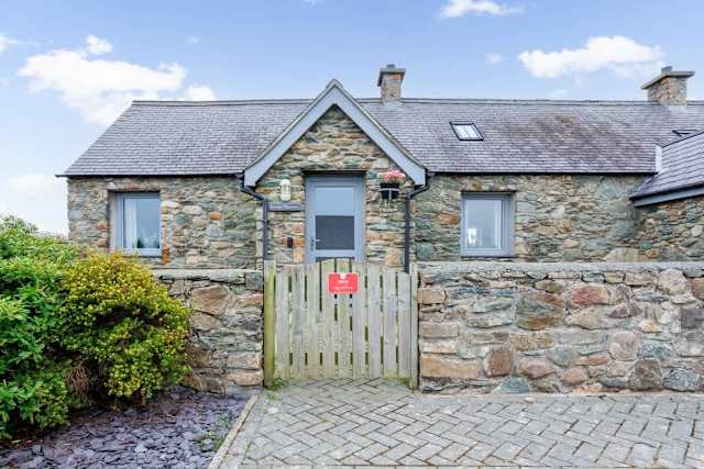 Bwthyn Dwynwen: A two bed, pet-friendly cottage in Aberffraw