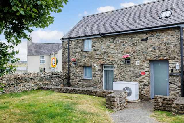 Ty Arthur: Ground-Floor Apartment Aberffraw