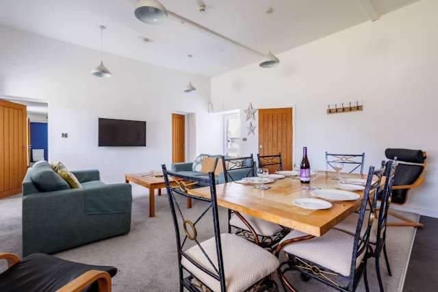 Ty Cwyfan: 3‑Bed Apartment Aberffraw